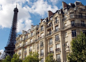 (ARCHIVES) Photo prise le 12 septembre 2010 d'un immeuble d'appartements prs de la Tour Eiffel  Paris. Les prix des logements anciens  Paris ont battu un nouveau record au quatrime trimestre 2011,  8.390 euros le mtre carr en moyenne, soit une hausse annuelle de 14,7%, selon une tude de la Chambre des notaires de Paris/Ile-de-France et de l'Insee publie le 23 fvrier 2012. AFP PHOTO / THOMAS COEX